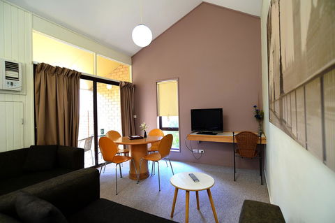 Executive Hideaway - Accommodation Redcliffe 16