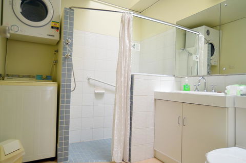Executive Hideaway - Accommodation Redcliffe 2