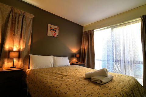 Executive Hideaway - Accommodation Redcliffe 11