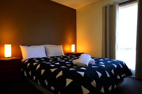Executive Hideaway - Accommodation Redcliffe 3