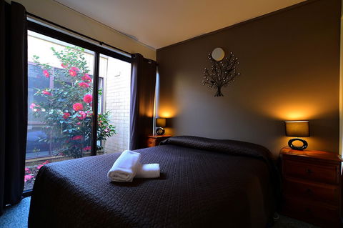 Executive Hideaway - Accommodation Redcliffe 21
