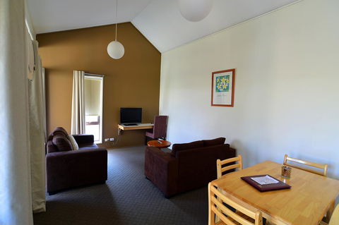 Executive Hideaway - Accommodation Redcliffe 9