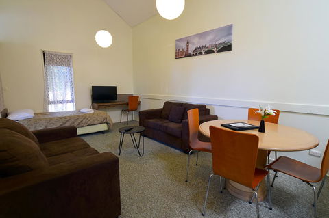 Executive Hideaway - Accommodation Redcliffe 12
