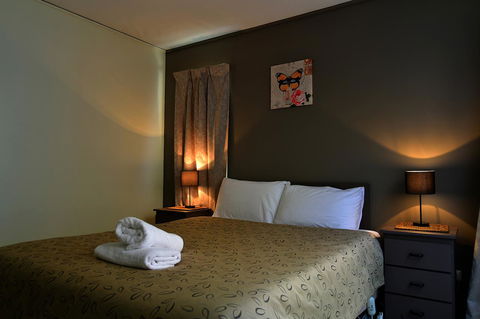 Executive Hideaway - Accommodation Redcliffe 1