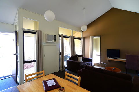 Executive Hideaway - Accommodation Redcliffe 7