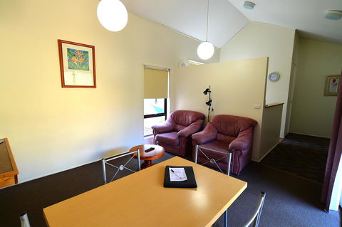 Executive Hideaway - Accommodation Redcliffe 34