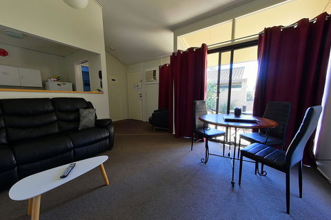 Executive Hideaway - Accommodation Redcliffe 42