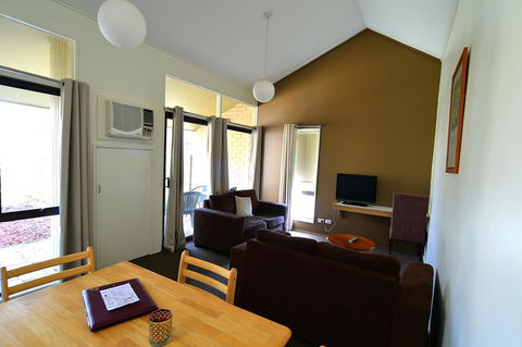 Executive Hideaway - Accommodation Redcliffe 8