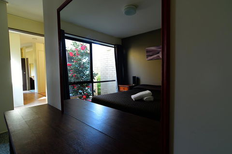 Executive Hideaway - Accommodation Redcliffe 19