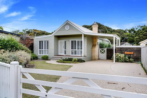 Cute Cottage On Cain - Beach At End Of Street - Accommodation Redcliffe 0