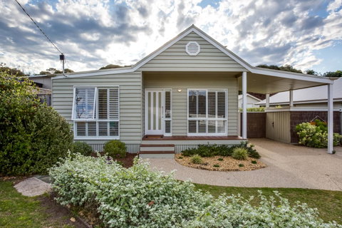 Cute Cottage On Cain - Beach At End Of Street - Accommodation Redcliffe 19