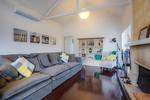 Cute Cottage On Cain - Beach At End Of Street - Accommodation Redcliffe 5