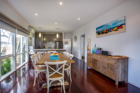 Cute Cottage On Cain - Beach At End Of Street - Accommodation Redcliffe 3