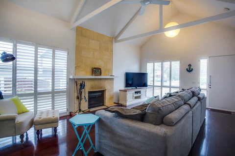 Cute Cottage On Cain - Beach At End Of Street - Accommodation Redcliffe 1