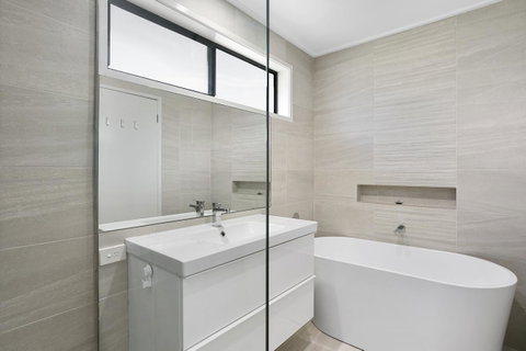 Fairhills - NEW LISTING, Beautifully Styled - Accommodation Redcliffe 7