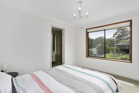 Fairhills - NEW LISTING, Beautifully Styled - Accommodation Redcliffe 5