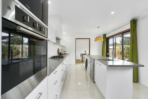 Fairhills - NEW LISTING, Beautifully Styled - Accommodation Redcliffe 2