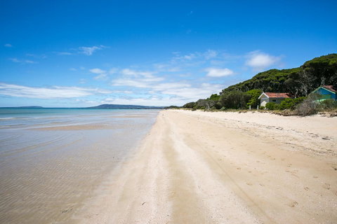 Fairhills - NEW LISTING, Beautifully Styled - Accommodation Redcliffe 11