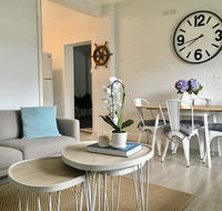The Wheelhouse - 2BR Waterfront Apt in town - Accommodation Redcliffe