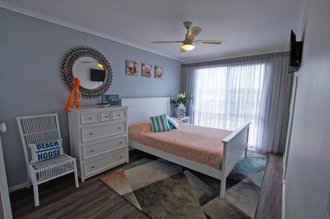 Stunning Waterfront Only 10 Minutes To Phillip Island - FREE EV UNIT 7kW For Electric Cars - Pet Friendly, Fireplace FREE WIFI Wine & Chocolates - Accommodation Redcliffe 2