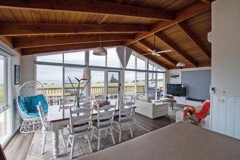 Stunning Waterfront Only 10 Minutes To Phillip Island - FREE EV UNIT 7kW For Electric Cars - Pet Friendly, Fireplace FREE WIFI Wine & Chocolates - Accommodation Redcliffe 0
