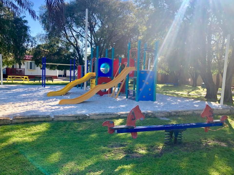 The Best Beach Cabin - Accommodation Redcliffe 2