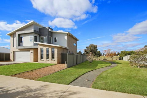 The Clubhouse On Black Bull - Accommodation Redcliffe 1
