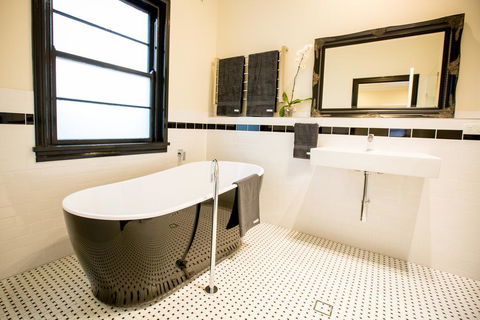The Commercial Boutique Hotel - Accommodation Redcliffe 1