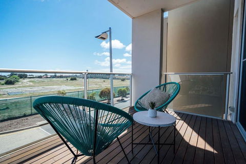 The Cove @ New Port-Pool - Spa - Sauna - Gym & More - Accommodation Redcliffe 1