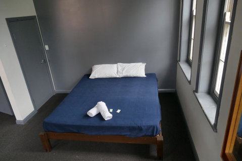The Crown & Anchor Hotel - Accommodation Redcliffe 2