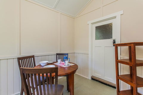 The Curtin Family Home - Accommodation Redcliffe 3