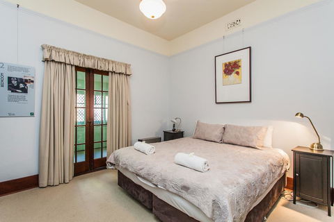 The Curtin Family Home - Accommodation Redcliffe 2