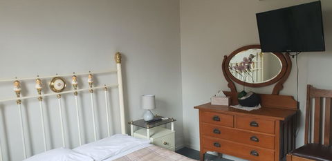 The Eastern Hotel - Accommodation Redcliffe 3