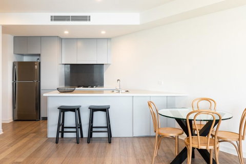 The Edge - Luxurious Waterfront Apartment - Accommodation Redcliffe 2