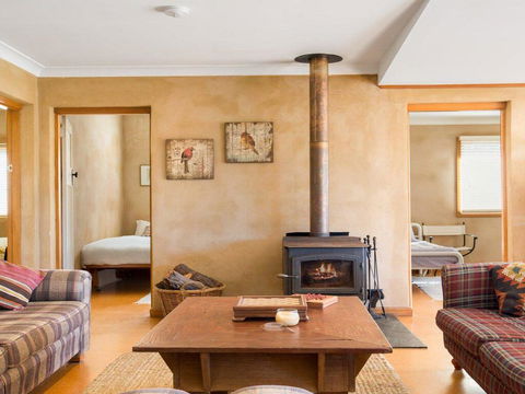 The Farmhouse - Grape Vines And Rolling Green Hills - Accommodation Redcliffe 2