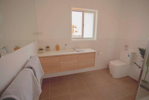The Farmhouse. - Accommodation Redcliffe 2