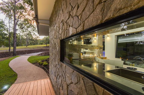 The Feathered Nest - Luxury Wildlife Retreat - Accommodation Redcliffe 2