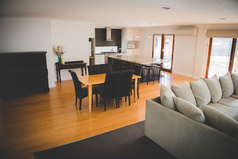 The Hicks - Accommodation Redcliffe 2