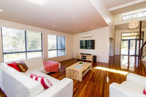 The Holiday House - Accommodation Redcliffe 1