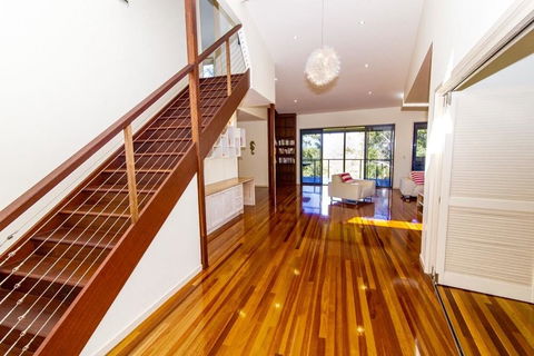 The Holiday House - Accommodation Redcliffe 0
