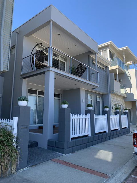 The Hutt - Accommodation Redcliffe 0