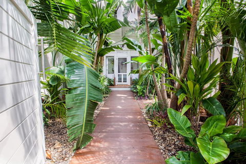 The Lakehouse In Raffetys Resort - Accommodation Redcliffe 0