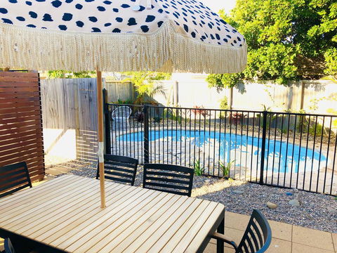 The Lazy Llama - Accommodation Redcliffe 2