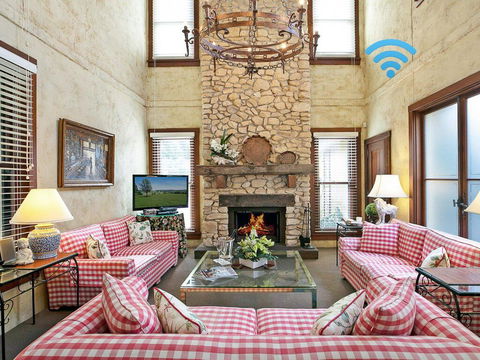 The Lodge @ Linden Hall - Accommodation Redcliffe 0