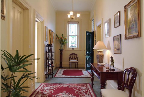 The Lodge Country House - Accommodation Redcliffe 2