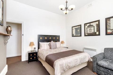 The Madsen Boutique Hotel - Accommodation Redcliffe 2