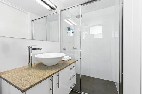 The Mid Pacific - Accommodation Redcliffe 3