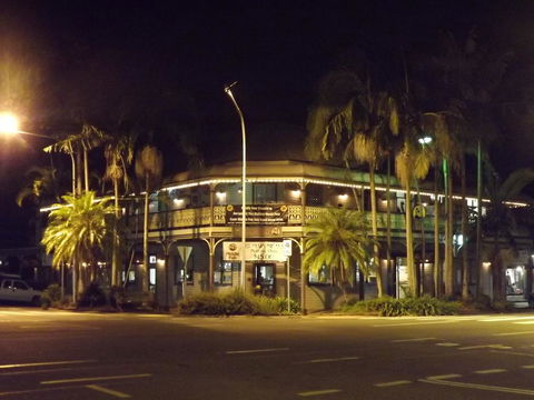 The Middle Pub - Accommodation Redcliffe 1