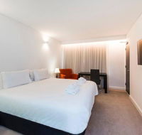 The Nest - Spacious Studio on Newcastle St with Roof Terrace - Accommodation Redcliffe