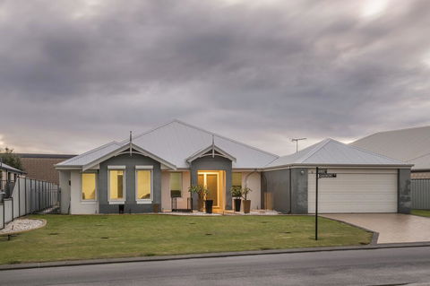 The Oaks - Accommodation Redcliffe 0